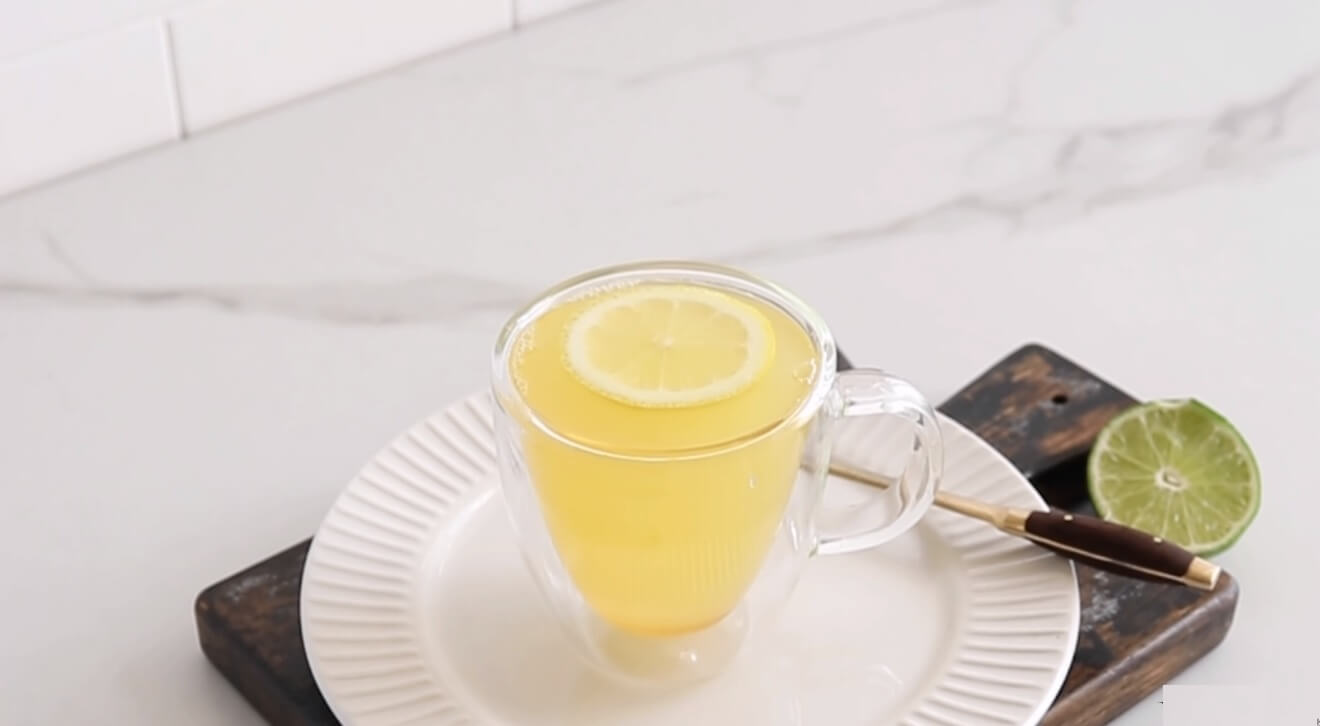 pineapple tea recipe with lemon served in the table